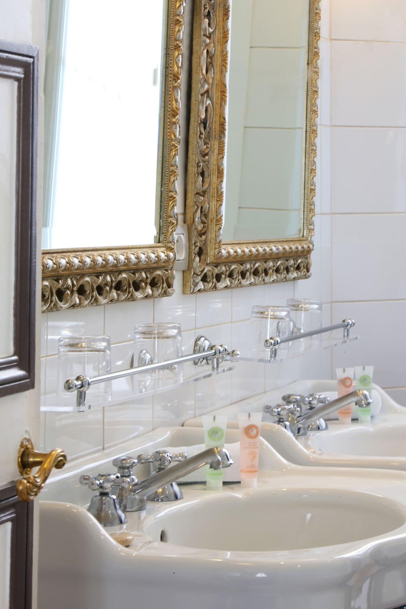 Hotel Western Premier Trocadero La Tour 4*